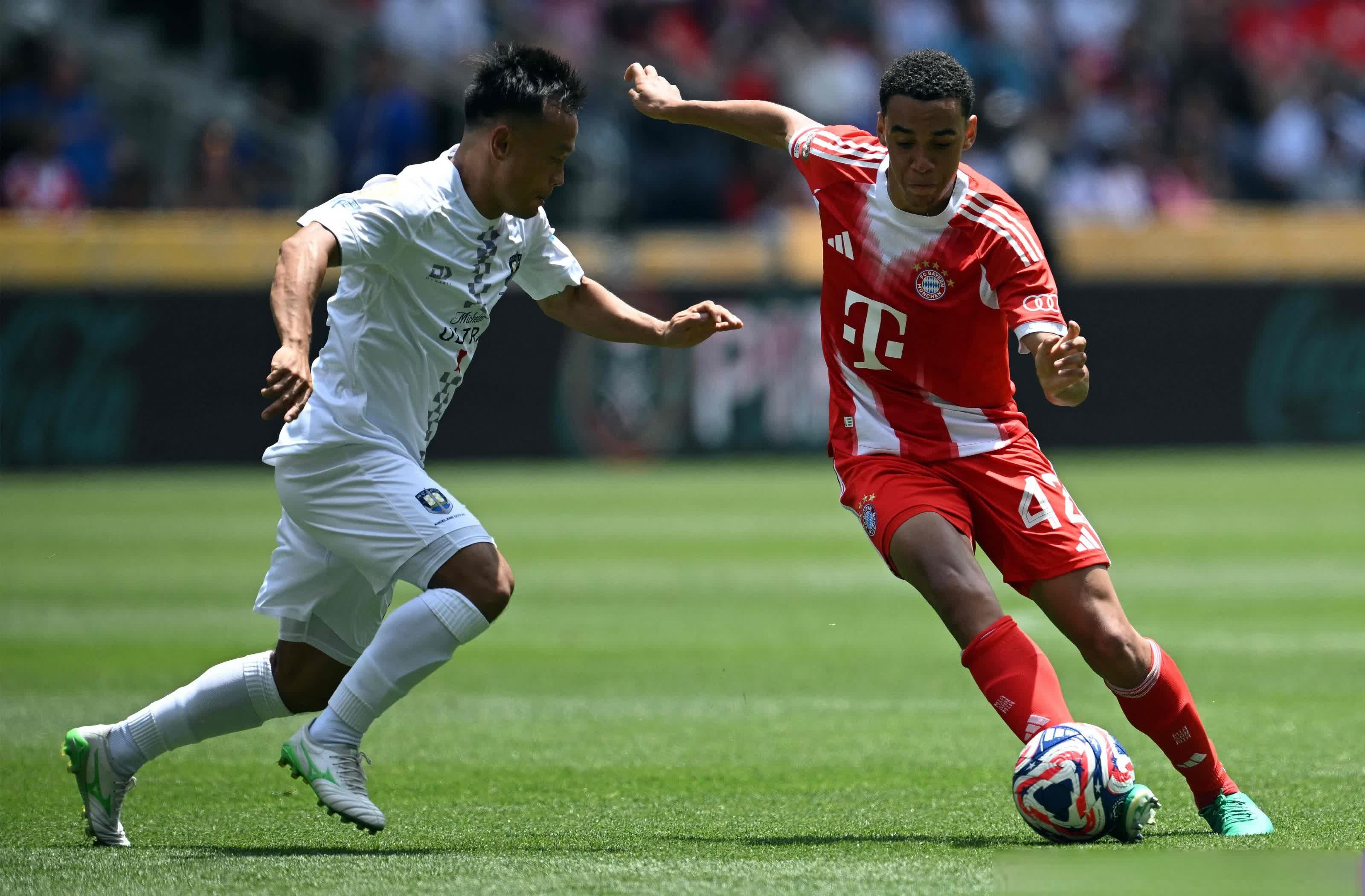 包含费耶诺德训练开放日；国际比赛日遗憾出局引欢呼；德甲在即；赛程密集仍需轮换的词条